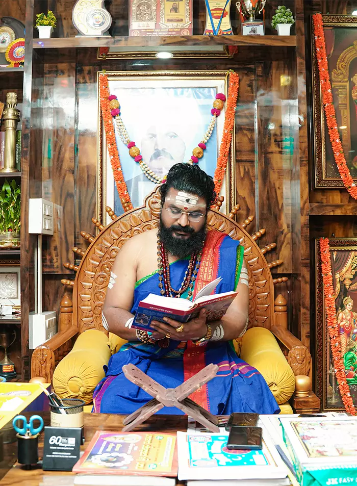 Guruji analysing a horoscope